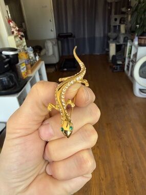 Vintage Ellen Kiam signed Gold Lizard Brooch Pin with Green Stone Eyes